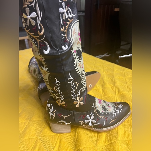 Funky skull cowboy boots!! Size 39. Run small. - Picture 3 of 9